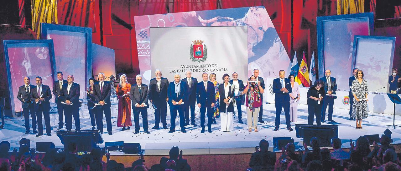 Las personas y entidades reconocidas en el acto de Honores y Distinciones, junto al alcalde de Las Palmas de Gran Canaria, Augusto Hidalgo, ayer en el auditorio.