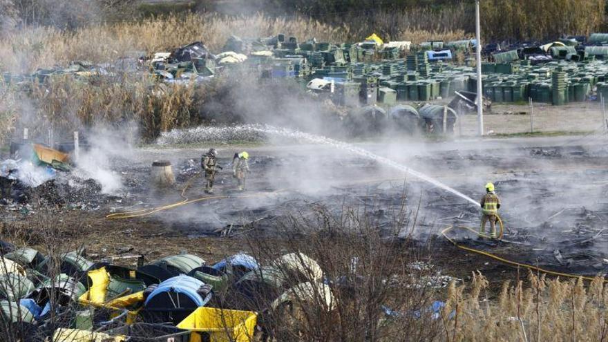 Imputados tres jardineros de FCC por el incendio en la campa de contenedores de La Cartuja