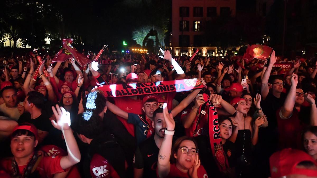 Aficionados del Mallorca siguen la tanda de penaltis en la plaza de la Reina de la capital balear