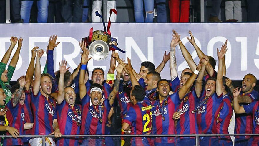 Xavi, capitán del Barça, recoge la quinta Copa de Europa del club azulgrana en el Estadio Olímpico de Berlín junto a toda la plantilla -con el grancanario Sandro entre Adriano (21) y Rafinha-.