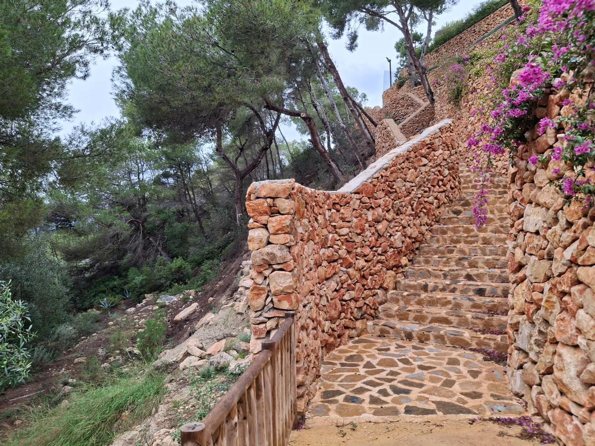 Escalinatas y los muros de "pedra seca" que irán cubriendo las buganvillas