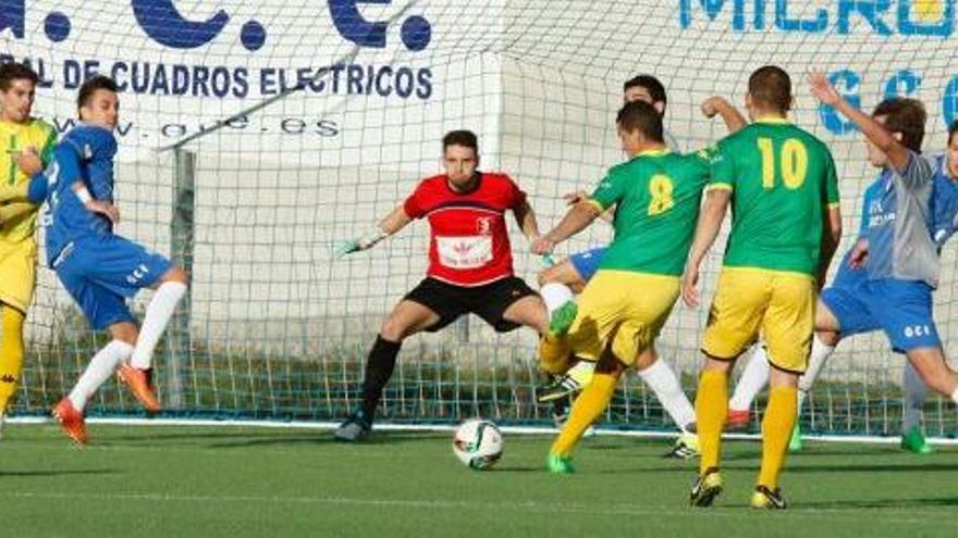 Durántez dispara a gol en el área del Villaralbo.