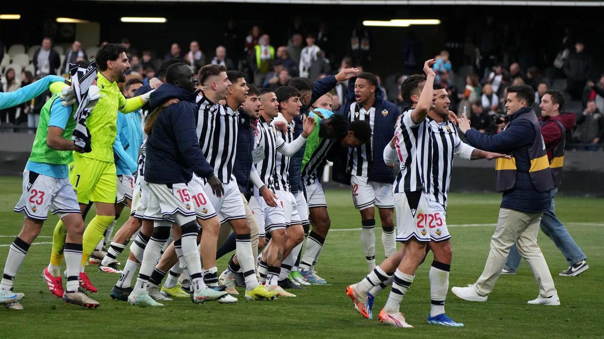 Los jugadores del Castellón celebran una victoria frente a gol sur.