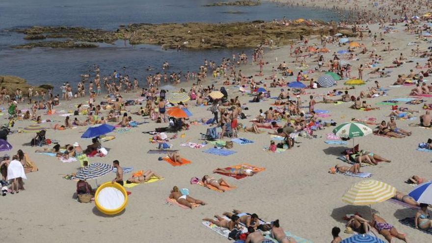 Bañistas en la playa de Riazor, en A Coruña.
