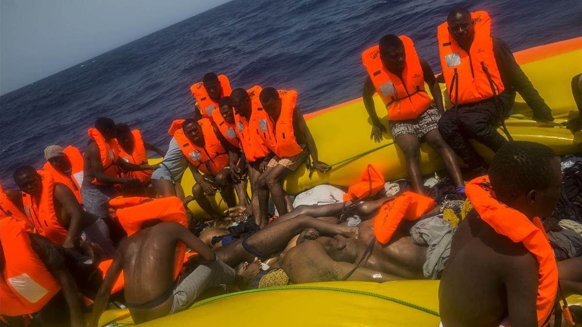 Imágenes de la barcaza rescatada por Proactiva en Libia en la que se han hallado 13 cadáveres de inmigrantes.