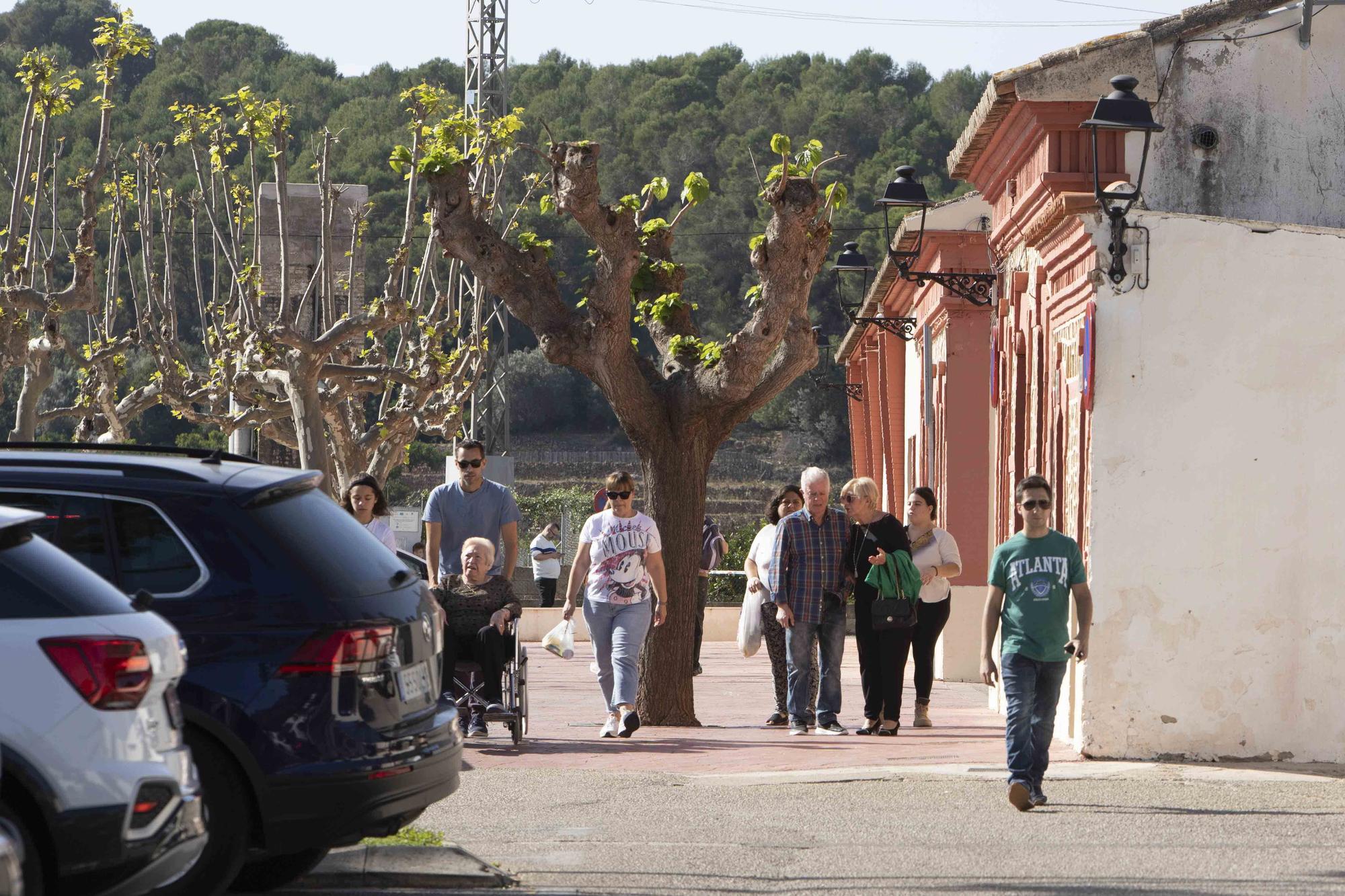 Día de Todos los Santos en el cementerio municipal de Alzira