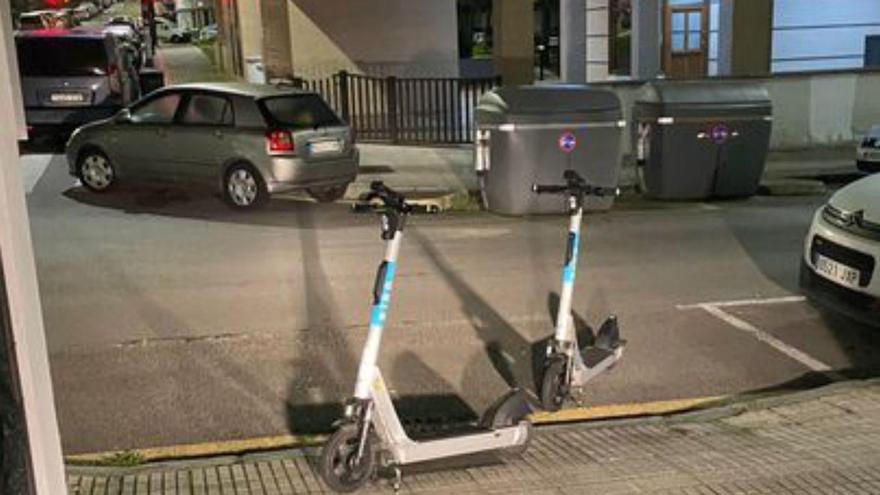 Quejas por unos patinetes a la puerta de casa de El Coto
