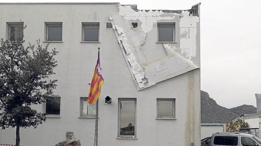 Derrumbe parcial de la fachada del parque de bomberos de Alcúdia