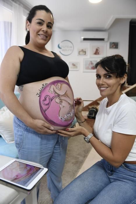 21-06-19 TELDE. SEDE LA LUNA DE NEPTUNO. LAS PALMAS DE GRAN CANARIA. Reportaje a una artista que pinta barrigas de embarazada. Fotos: Juan Castro.  | 21/06/2019 | Fotógrafo: Juan Carlos Castro