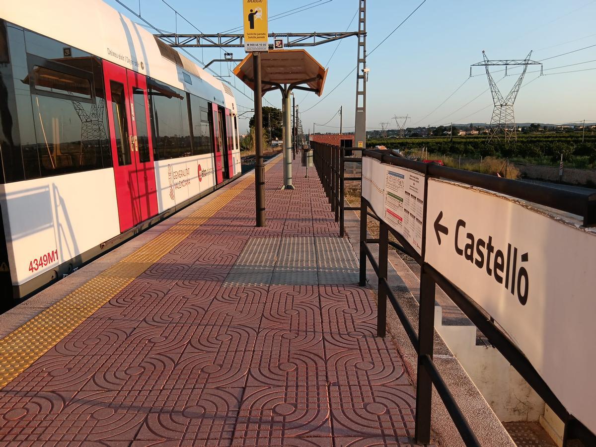 El convoy en el apeadero de Castelló, este jueves