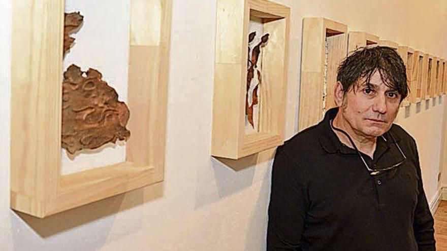 Arturo Álvarez, ayer, en la galería Vilaseco.