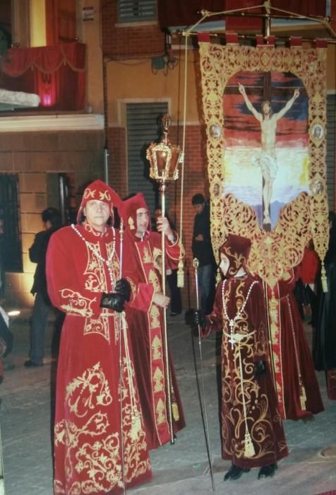 Pío Pérez, candidato número uno al Congreso de Somos Región, como mayordomo encarnado acompañando al estandarte del Santísimo Cristo de la Sangre, en Lorca.