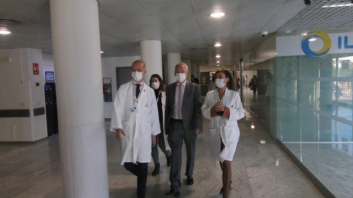El director gerente del SAS, acompañado por la gerente y director médico del hospital Reina Sofía, este jueves en Córdoba.
