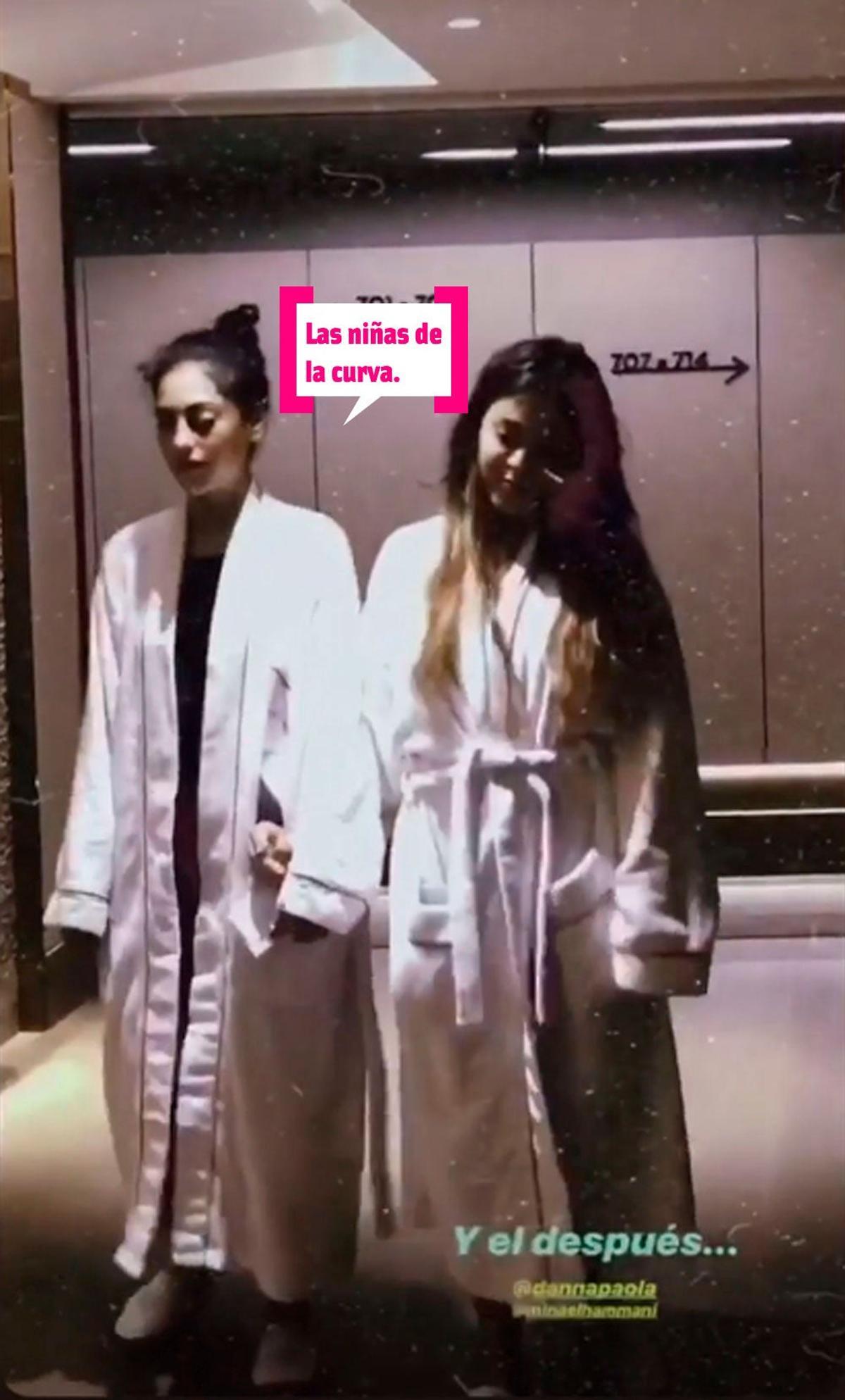 Danna Paola y Mina Al Hammani por los pasillos del hotel Danna Paola y Mina Al Hammani por los pasillos del hotel