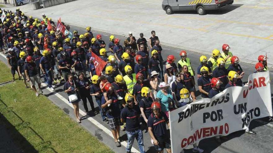 Protesta de los bomberos comarcales en 2013 contra la modificación de las condiciones laborales.