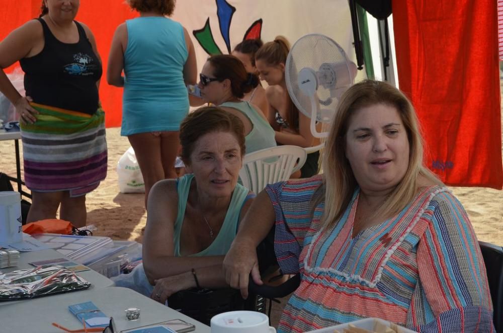 Más de 200 participantes 'se mojan' por la esclerósis múltiple en Playa Paraíso