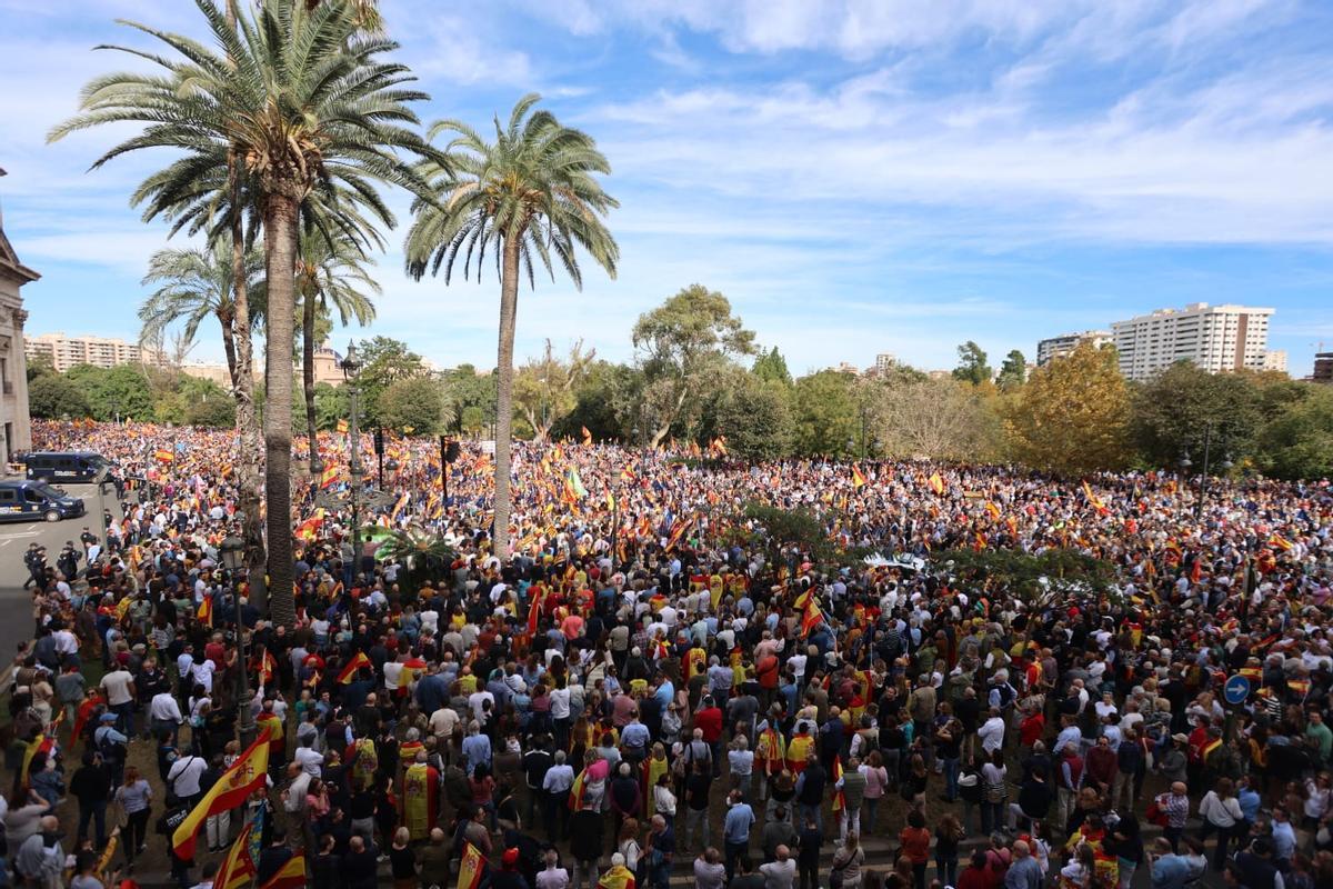 Miles de personas en la manifestación contra el pacto del PSOE y Junts ...