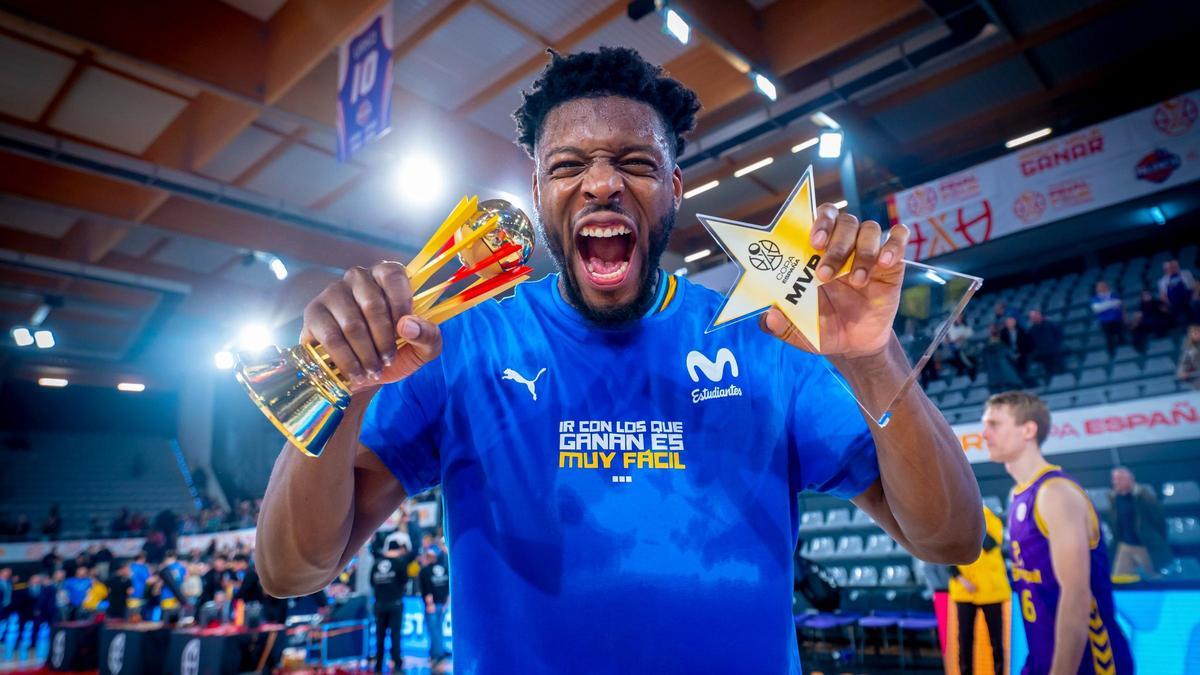 Lotanna Nwogbo celebra el título y el MVP de la final de la Copa España.