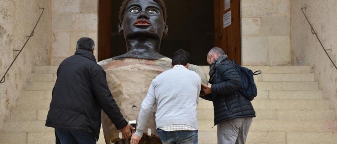 Momento en el que el «gegant» vuelve a su casa en Xàtiva. | LEVANTE-EMV