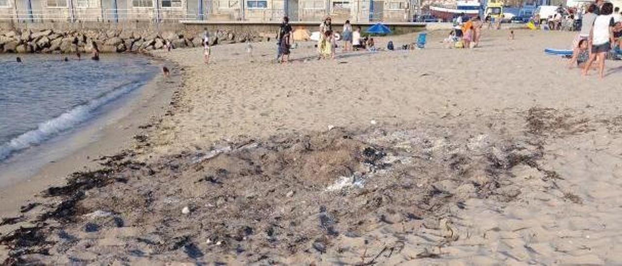 Una imagen de la zona donde se celebró la polémica hoguera de San Juan en la playa de Banda do Río, tal como quedó tapada con arena y sin apagar.
