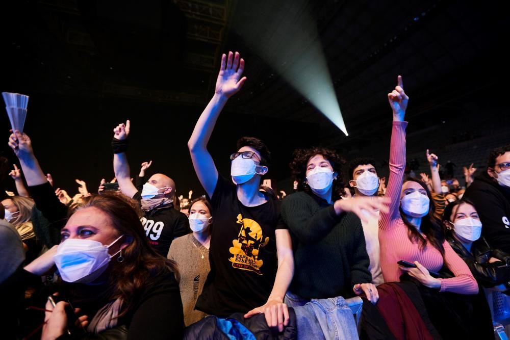 Moments del concert de 'Love of Lesbian' aquest dissabte al Palau Sant Jordi