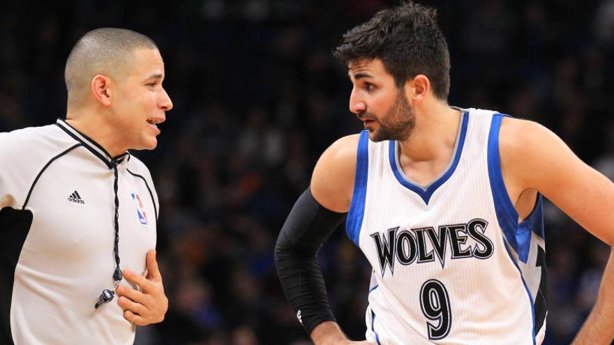 Ricky Rubio, de los Timberwolves, habla con el árbitro.