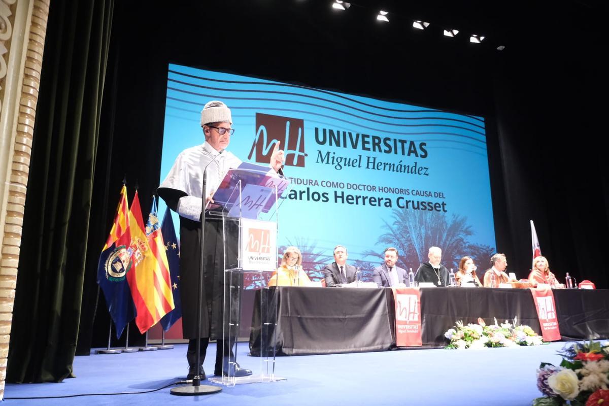 Un momento del discurso de Carlos Herrera durante su nombramiento como doctor honoris causa por la UMH