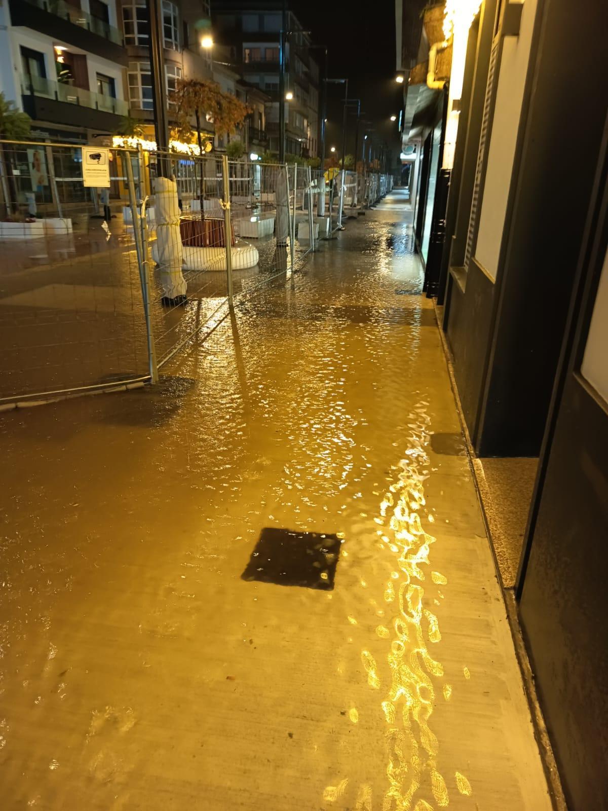 El agua enseguida se apoderó de la céntrica superficie.