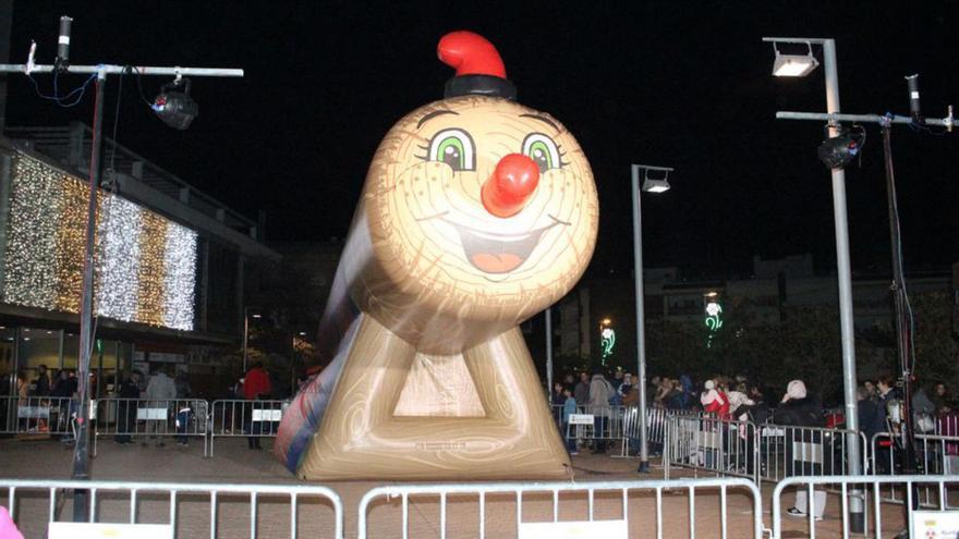 El tió gegant inflable torna a visitar la plaça del Teatre Municipal de Roses