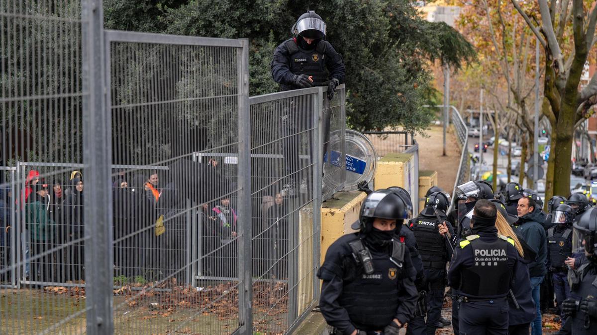 Operativo contra un intento de ocupación en la calle Mónaco de Badalona