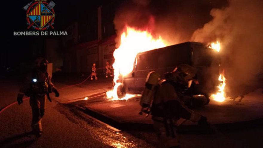 Un incendio destruyó dos furgonetas en el polígono de Marratxí.