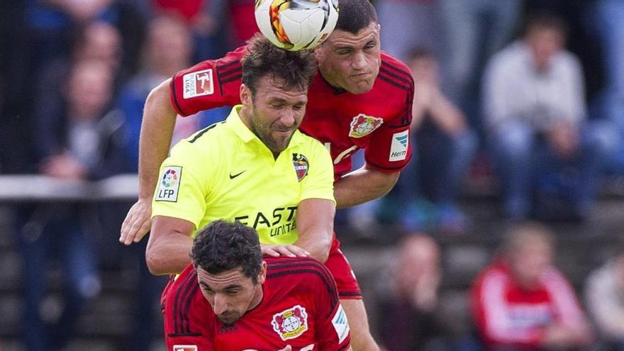 Víctor Casadesús lucha por el balón con Papadopoulos (arriba) del Bayer Leverkusen.