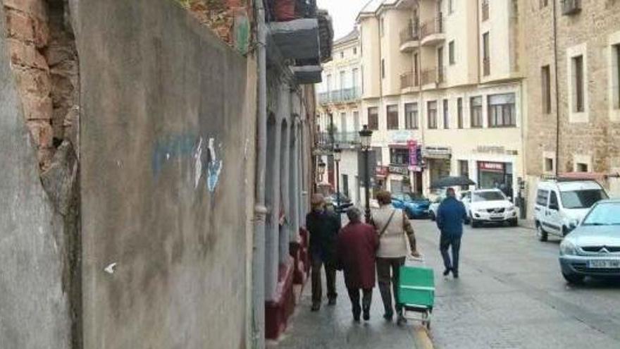 Estado que presenta la tapia en calle La Encomienda.