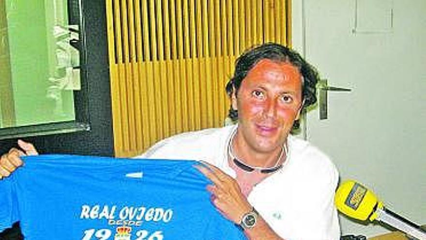 Paco González, con la camiseta del Oviedo.