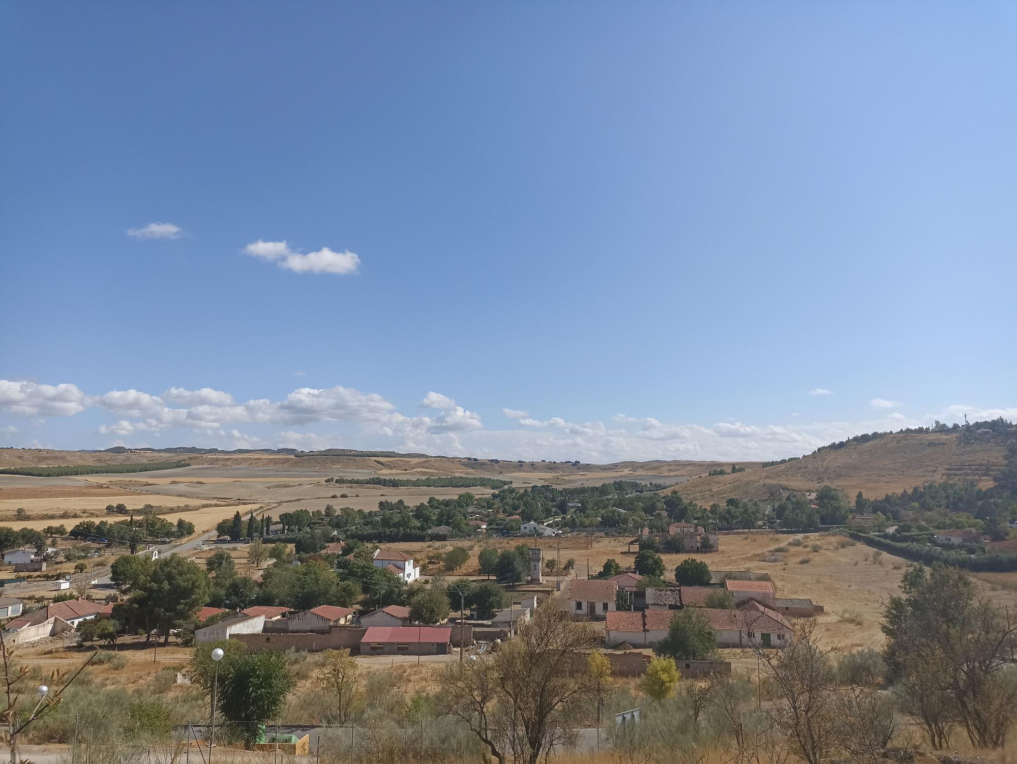 La urbanización Riollano de Illana, al fondo de la imagen, en una fotografía tomada desde Cuartillejo.