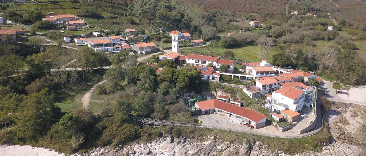 Una vista aérea de la zona de entrada a la isla de Ons, con el área donde se ubica la depuradora.