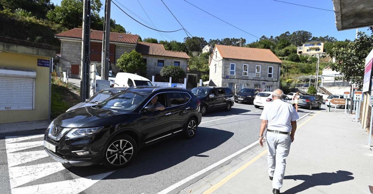 Retenciones de coches por la protesta de vecinos que solo se prolongó veinte minutos. |   // PABLO HERNÁNDEZ