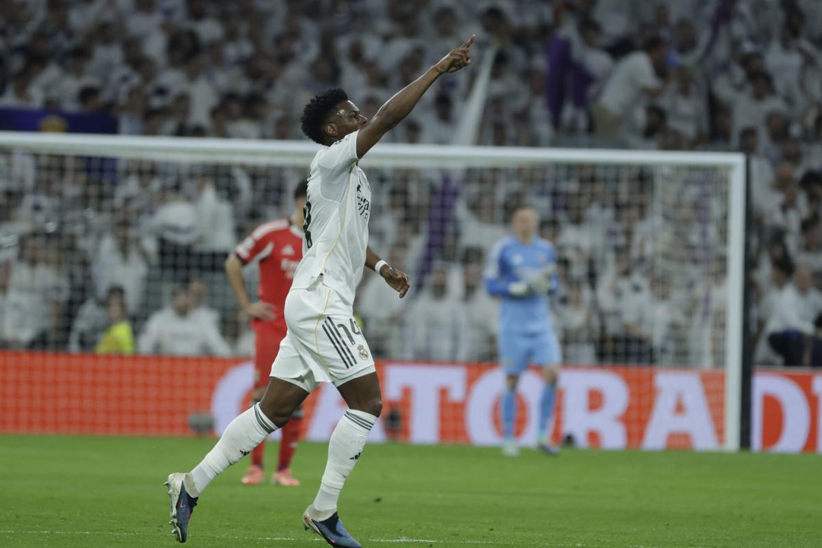 El centrocampista del Real Madrid Aurélien Tchouaméni celebra tras marcar ante el Benfica.