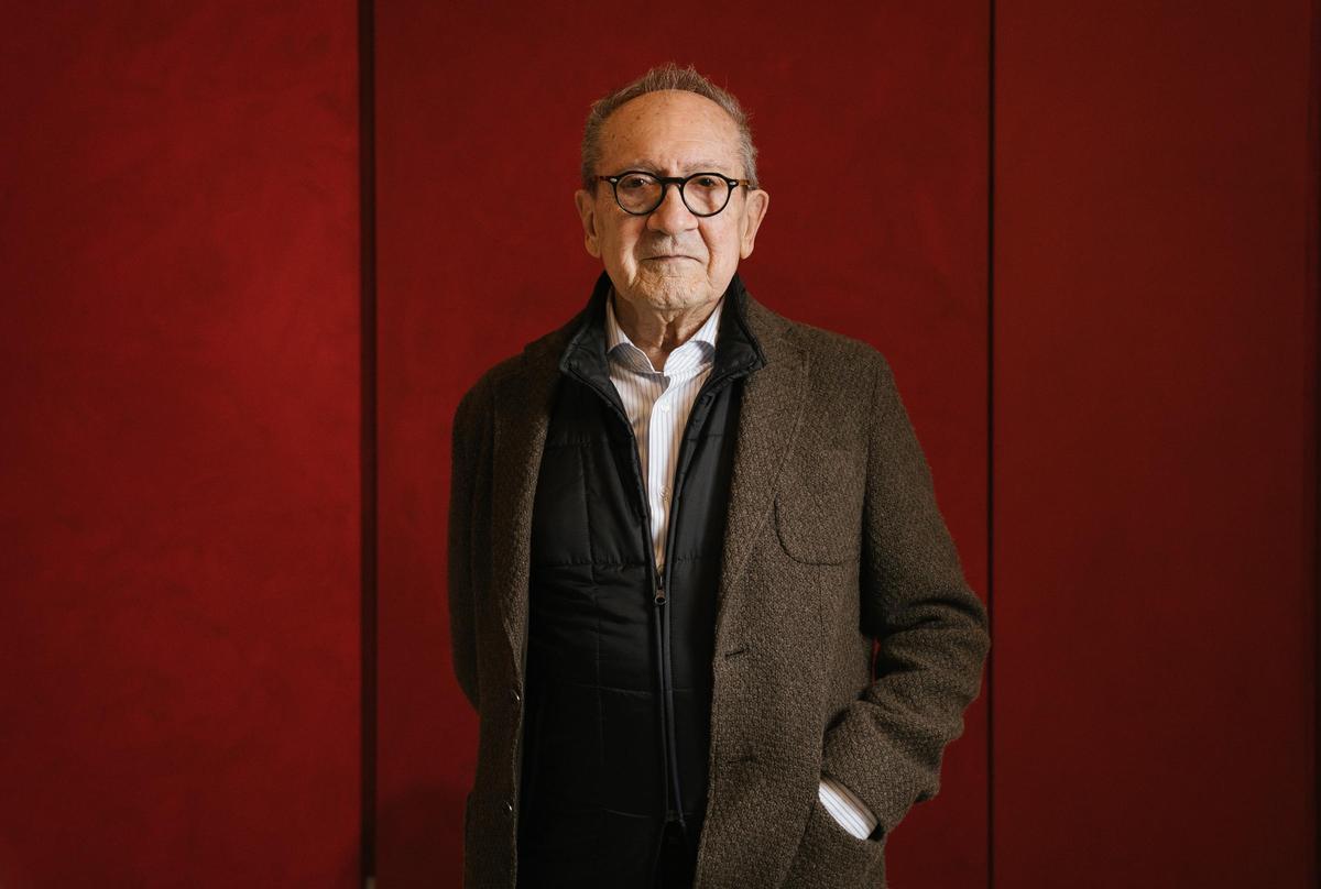 El arquitecto Manuel Portaceli este martes en la exposición de su amigo, el también valenciano Jordi Teixidor, en Madrid.