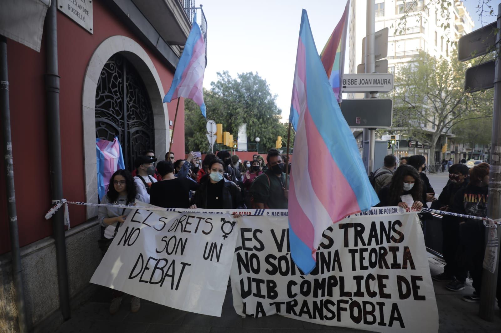 Concentración contra la presentación del libro 'Nadie nace en un cuerpo equivocado' en la Casa del Libro de Palma