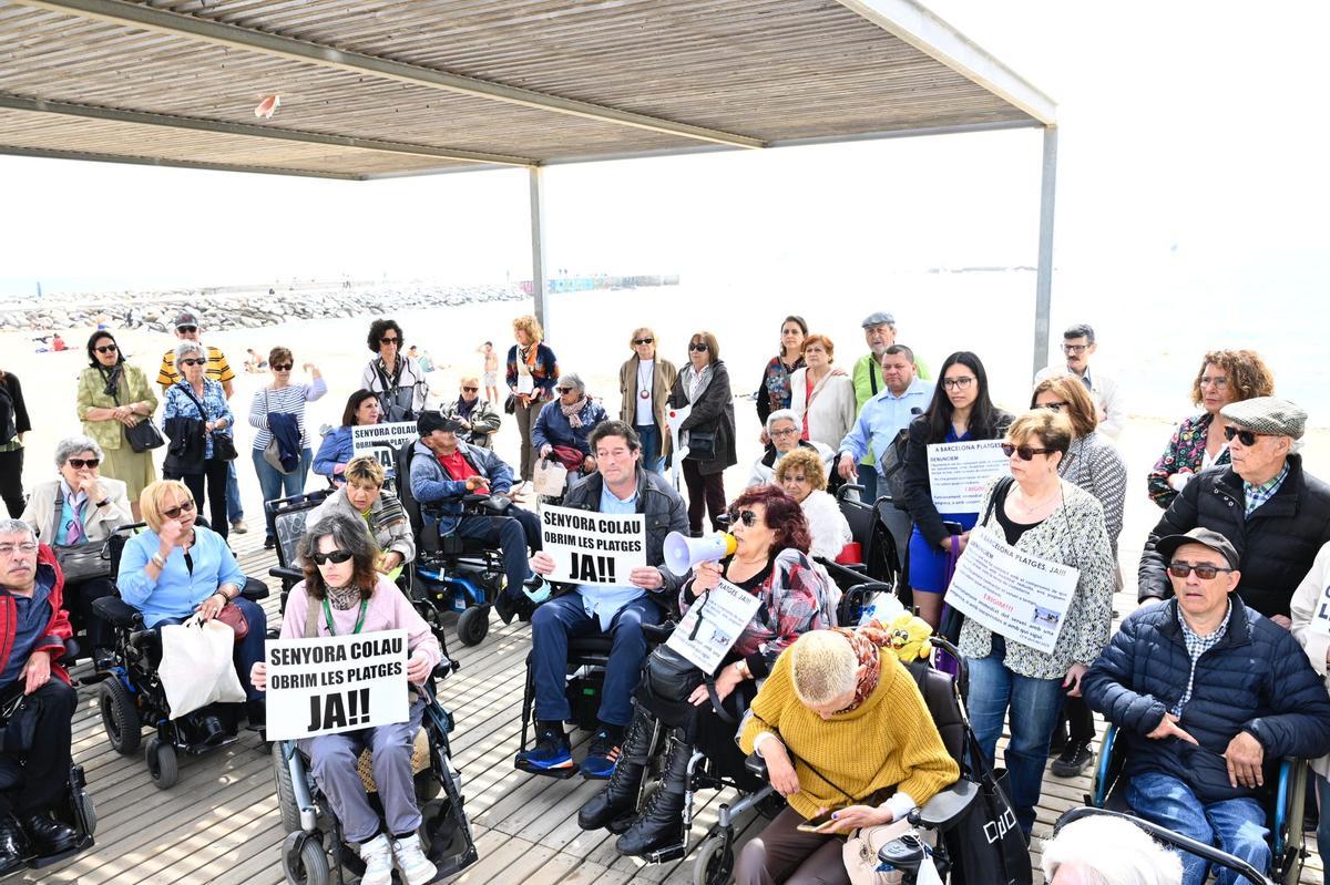 Protesta por el retraso en el baño asistido en las playas de Barcelona