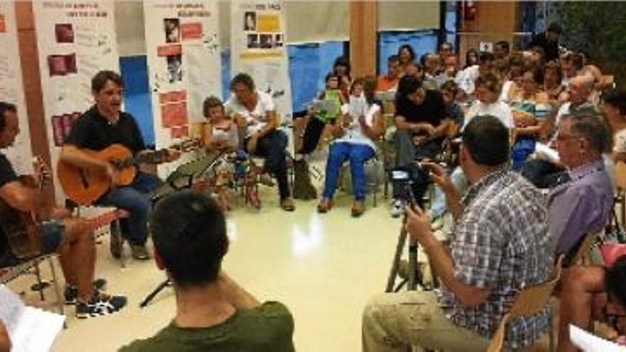 Un moment del recital de poemes a la biblioteca municipal de Navàs