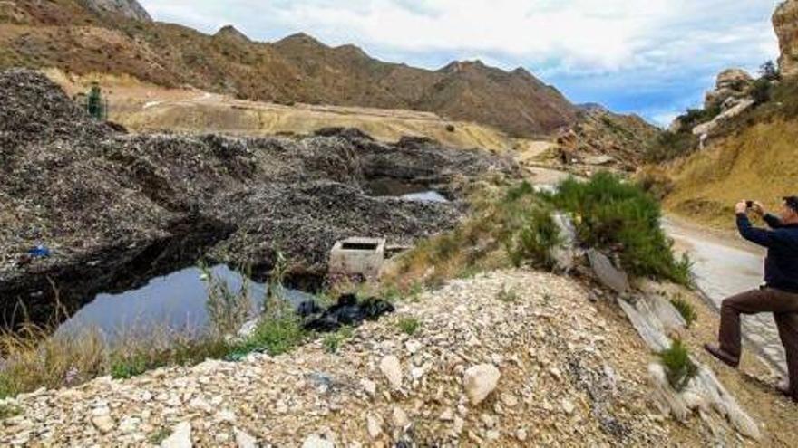 Una de las charcas con lixiviados que han aparecido durante años en fincas de La Murada.