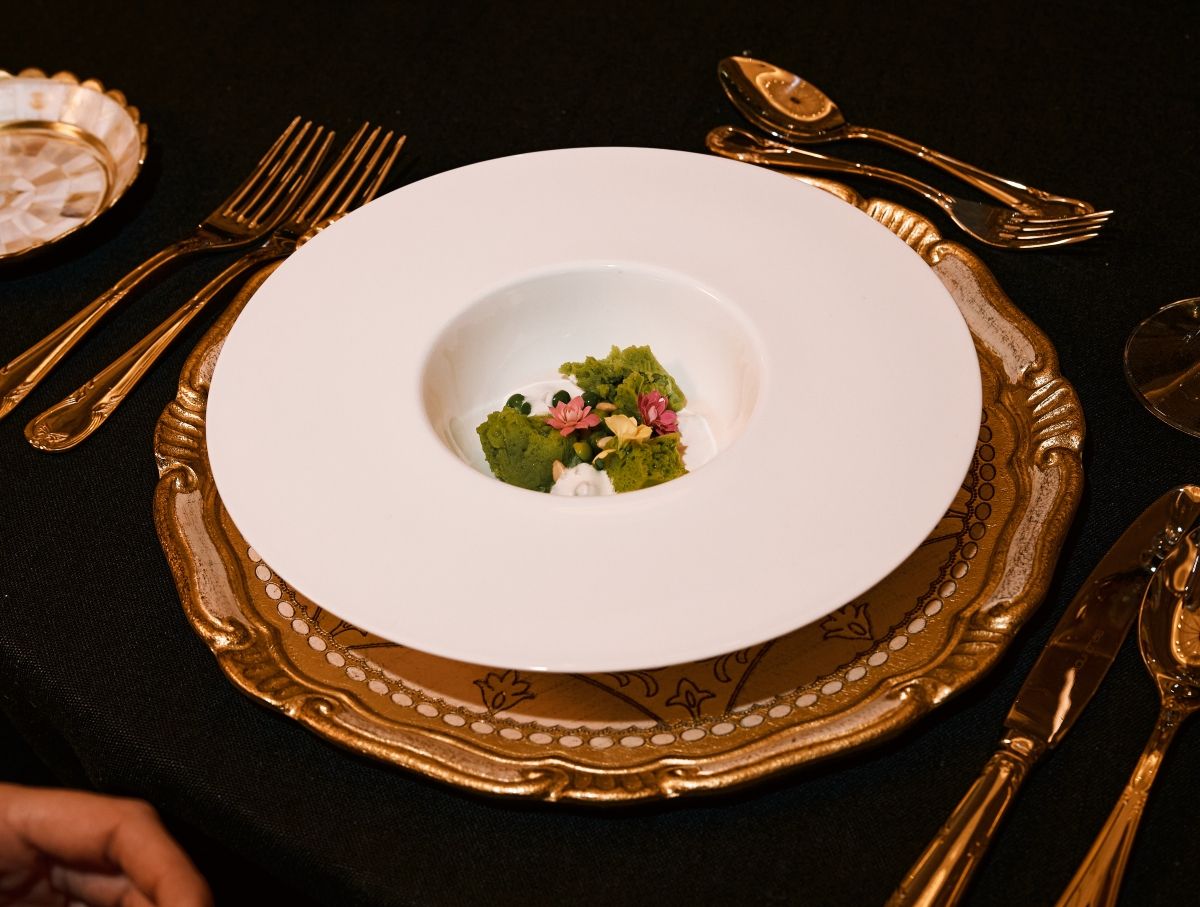 El menú de la Gala de Nochevieja comienza con una crema fría de guisante lágrima en texturas, piñones y burrata.