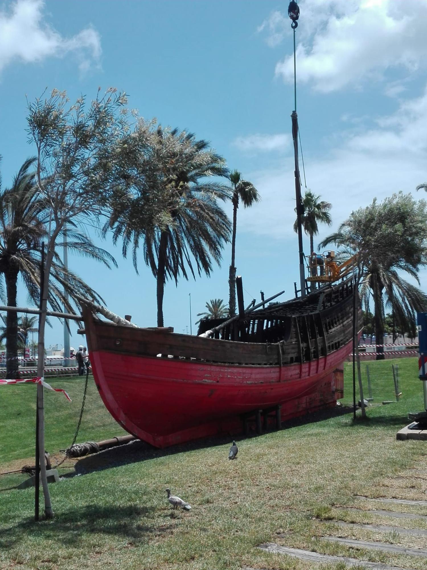 Arde la réplica de 'La Niña' en el Parque de Santa Catalina