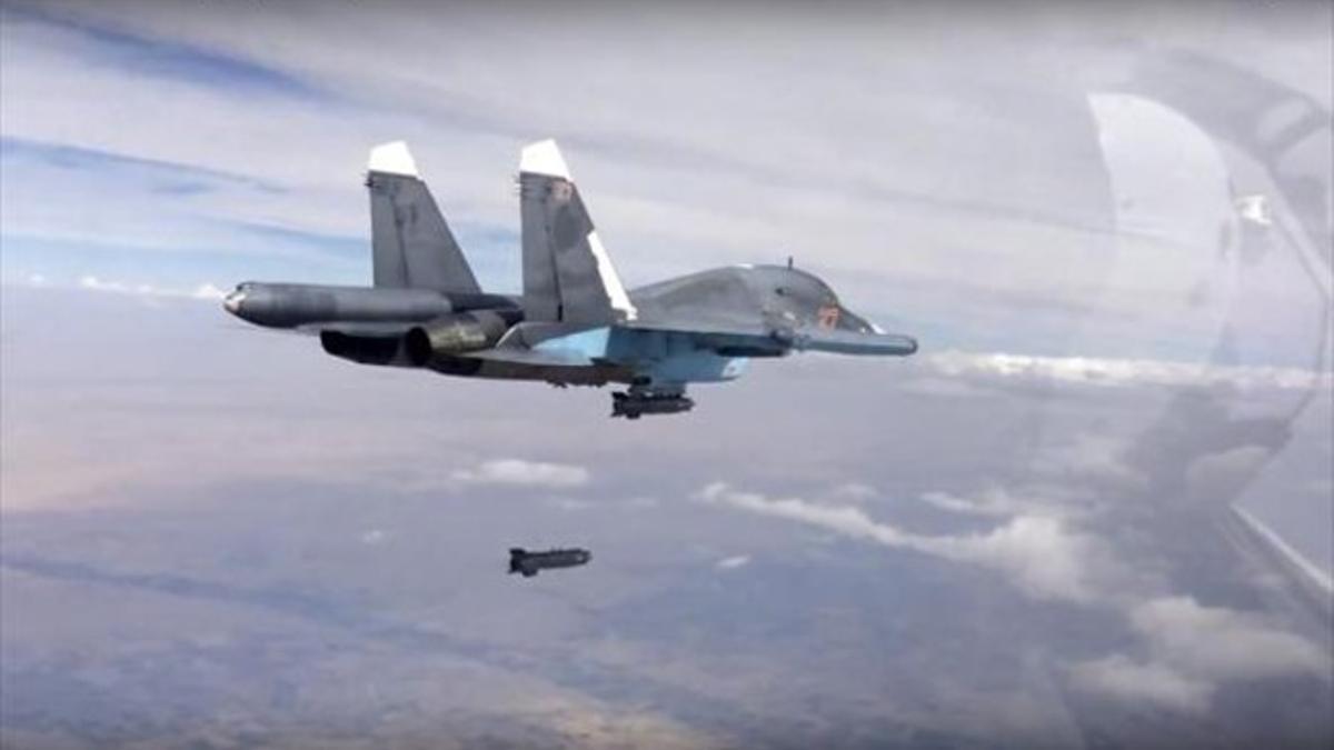 En pleno bombardeo 8Un avión ruso lanza una bomba en Siria en su campaña contra el Estado Islámico.