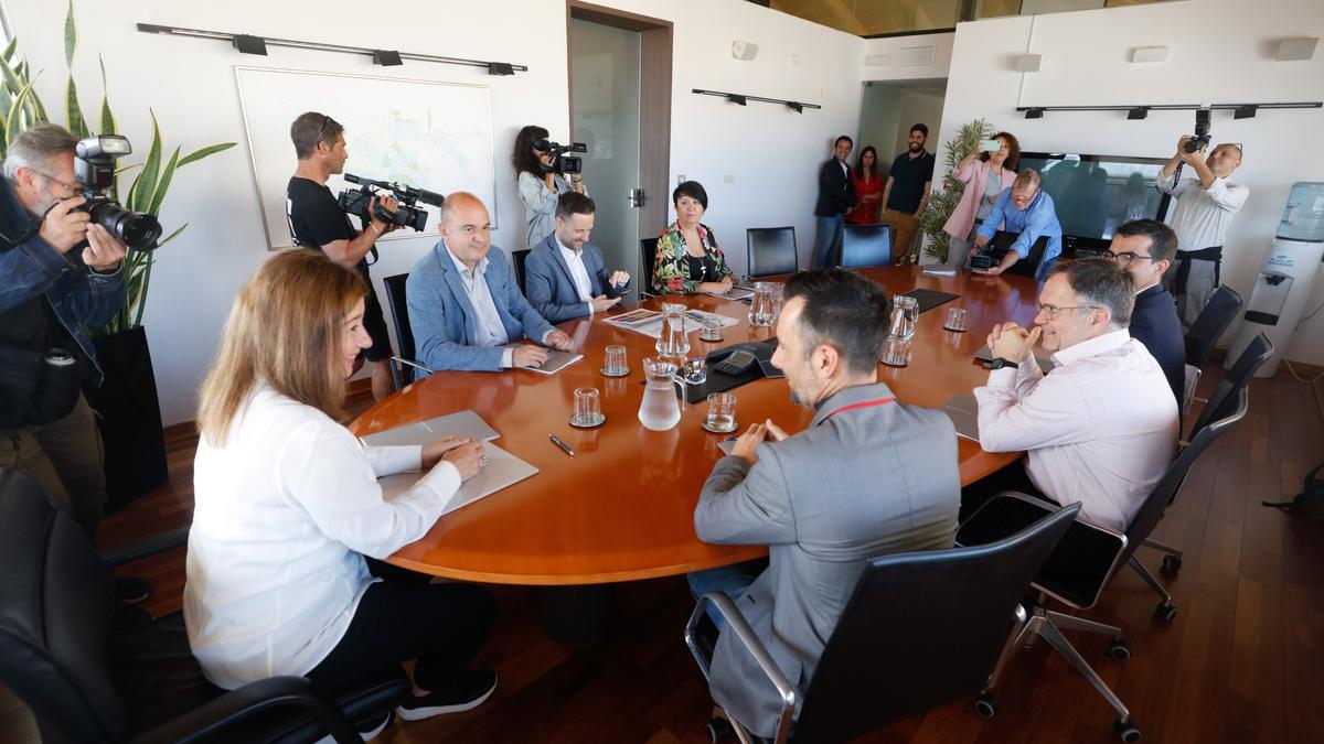 Armengol ha presidido este viernes la reunión en Can Botino en la que han participado el alcalde, Rafa Ruiz, y el presidente del Consell, Vicent Marí.