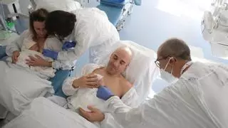 Lorena, madre de prematuras: «En Vigo tenemos una unidad de neonatología top; sienten a los bebés como propios»