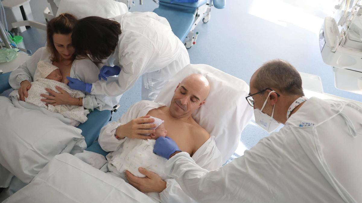Lorena y Sebastián, con sus hijas Sofía y María, atendidos por Javier y Paula en el hospital Álvaro Cunqueiro.