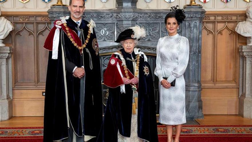 Isabel II inviste a Felipe VI caballero de la Orden de la Jarretera